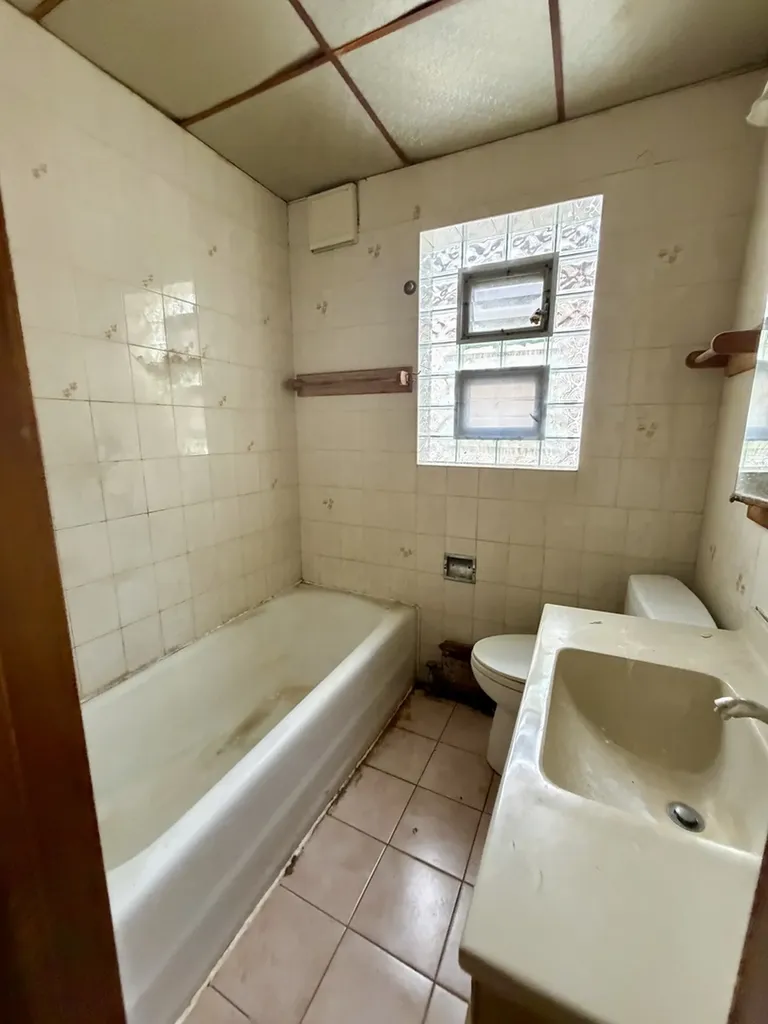 5216 West Melrose Street Chicago IL 60641