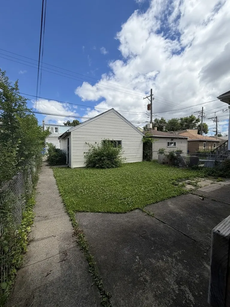 5216 West Melrose Street Chicago IL 60641