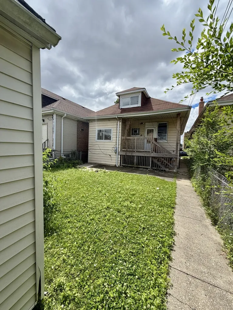 5216 West Melrose Street Chicago IL 60641