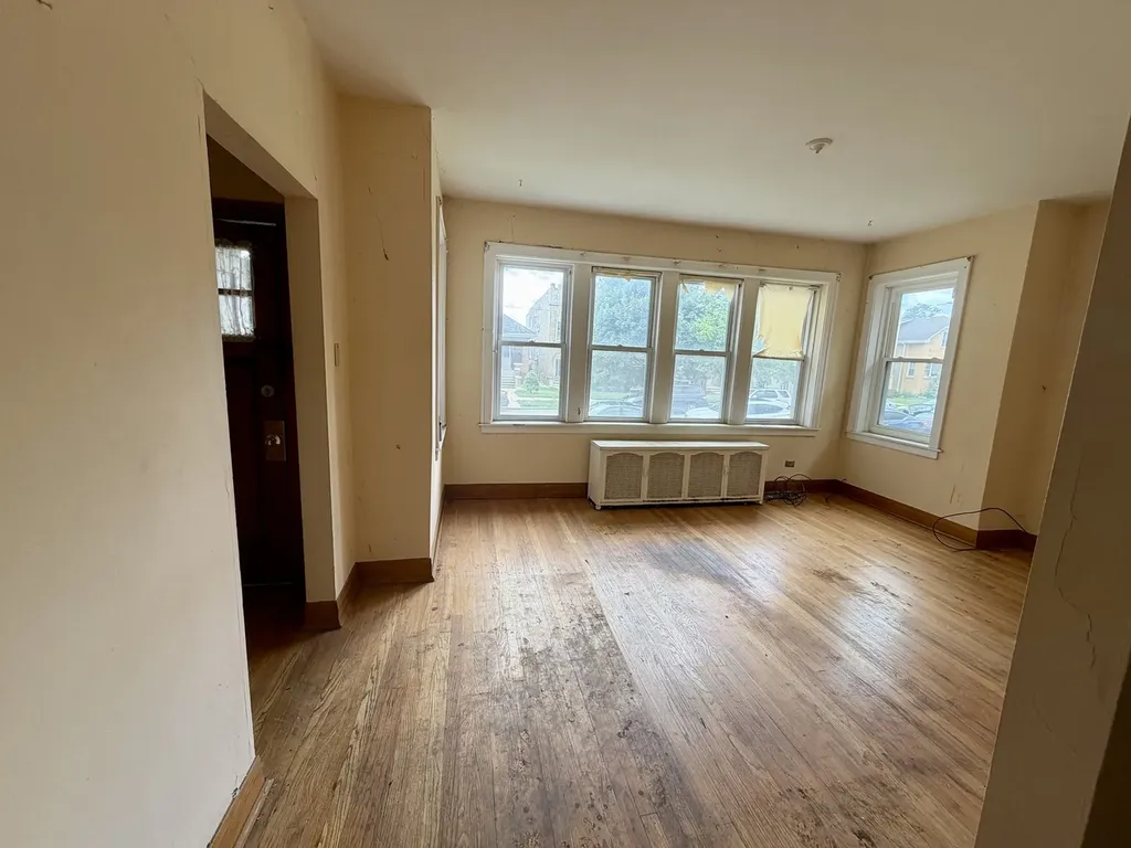 5216 West Melrose Street Chicago IL 60641