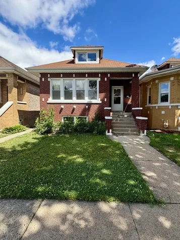 5216 West Melrose Street Chicago IL 60641