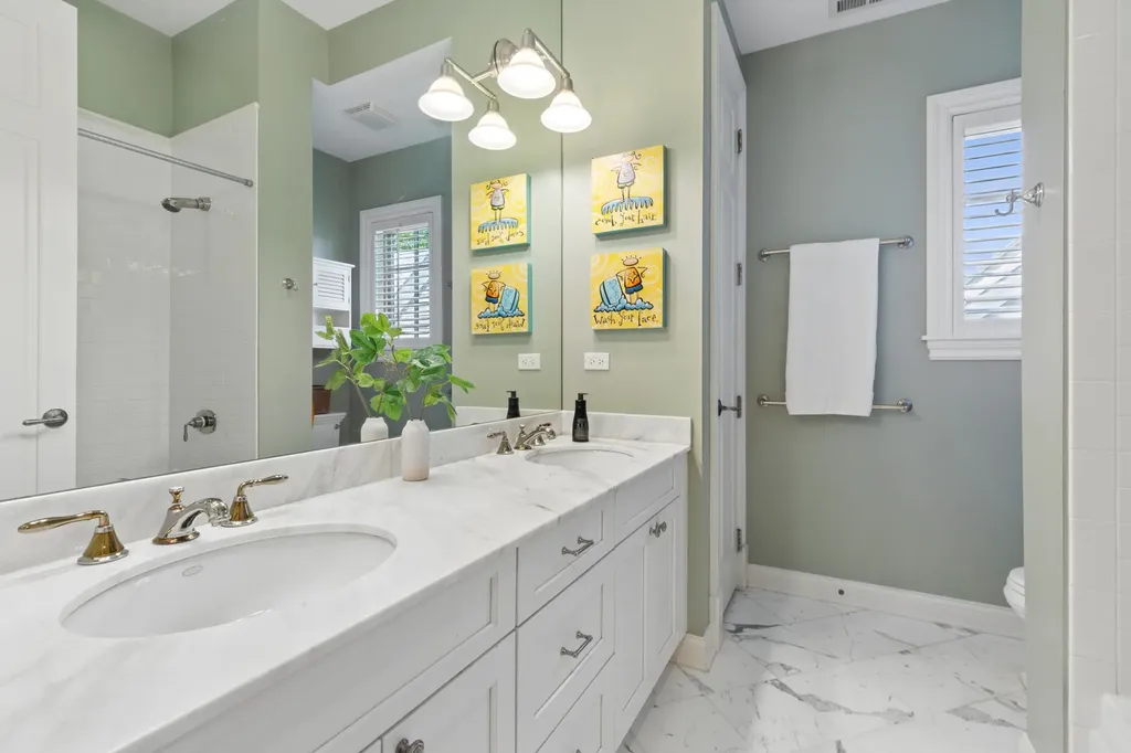 3434 North Marshfield Avenue Chicago IL 60657