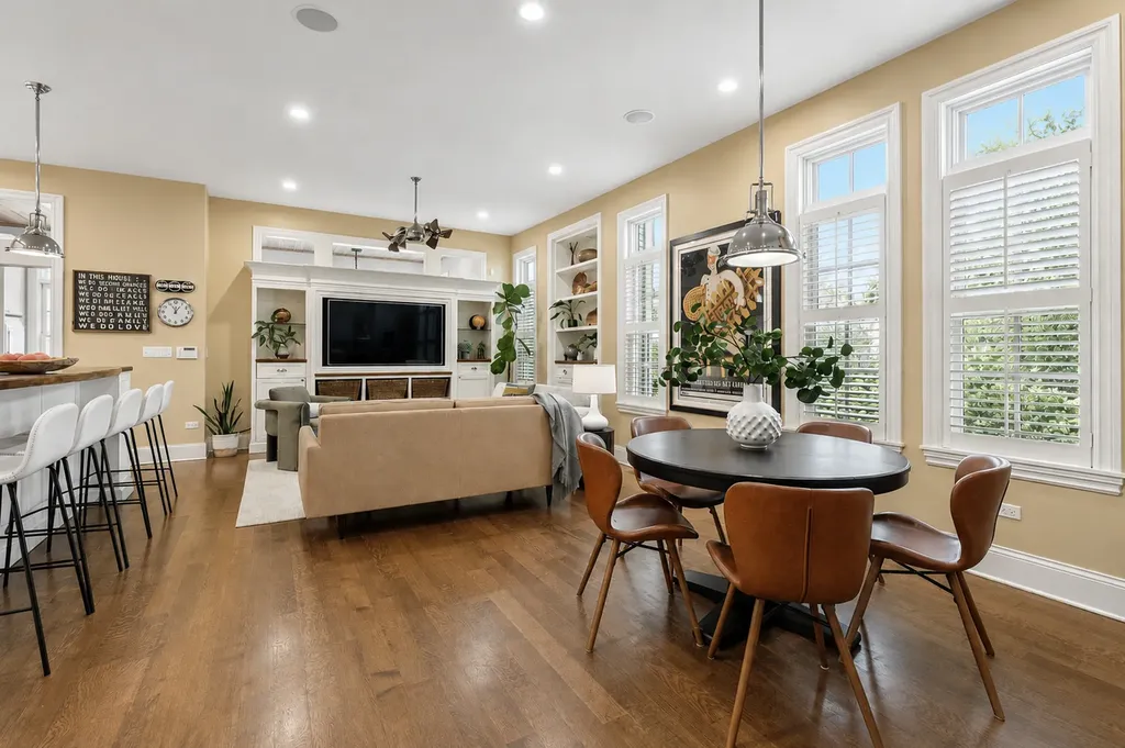 3434 North Marshfield Avenue Chicago IL 60657