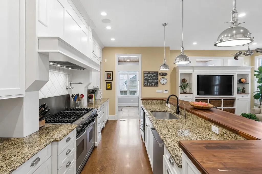 3434 North Marshfield Avenue Chicago IL 60657