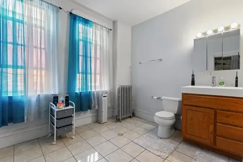 1132 East 44th Street Chicago IL 60653