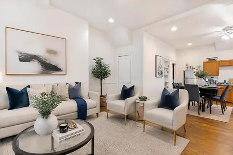 1132 East 44th Street Chicago IL 60653