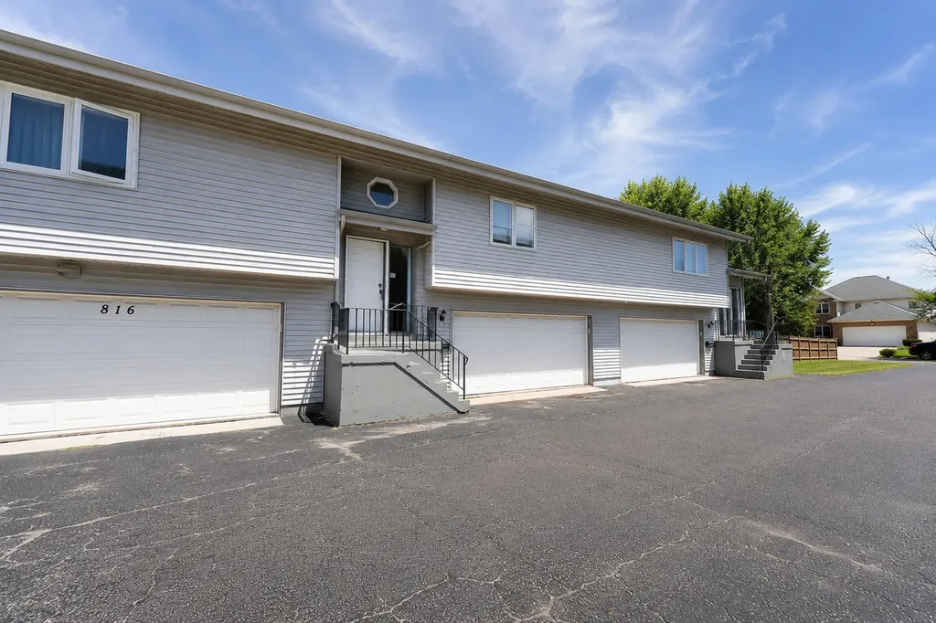 812 Maple Lane Wheeling IL 60090