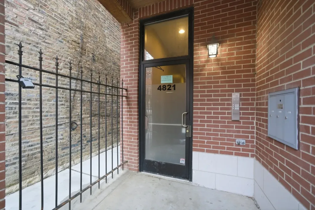 4821 North Damen Avenue Chicago IL 60625