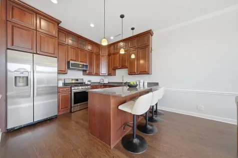 4821 North Damen Avenue Chicago IL 60625