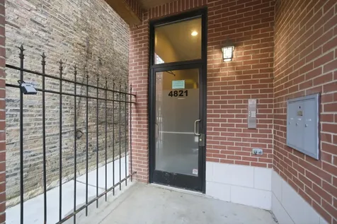 4821 North Damen Avenue Chicago IL 60625