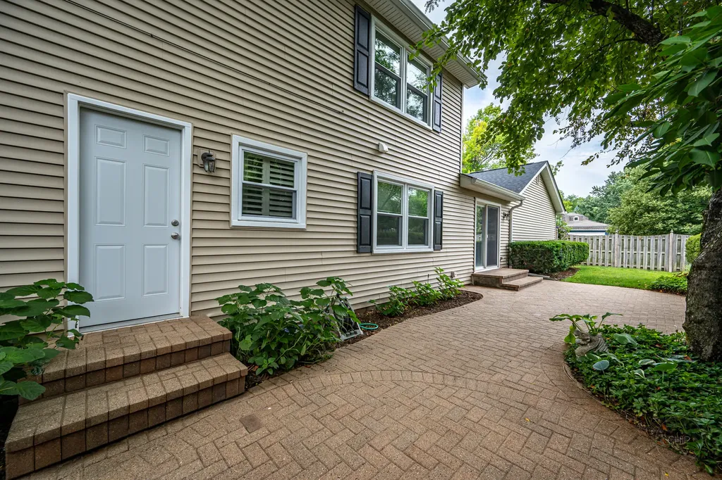 1612 Harris Lane Naperville IL 60565