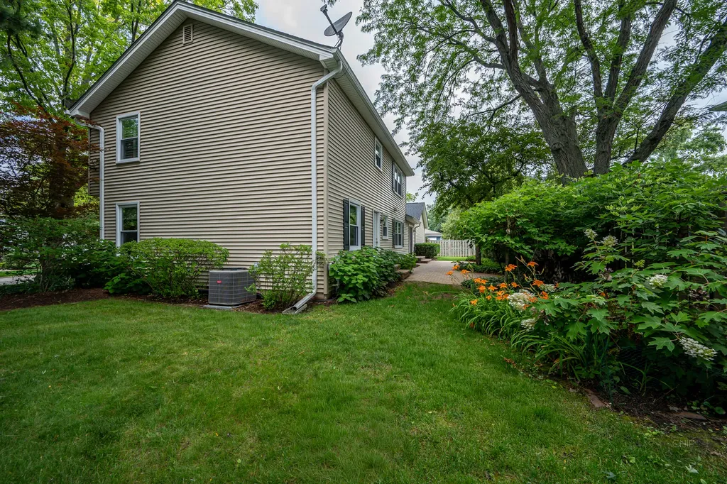 1612 Harris Lane Naperville IL 60565