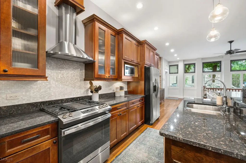 1020 West Roscoe Street Chicago IL 60657