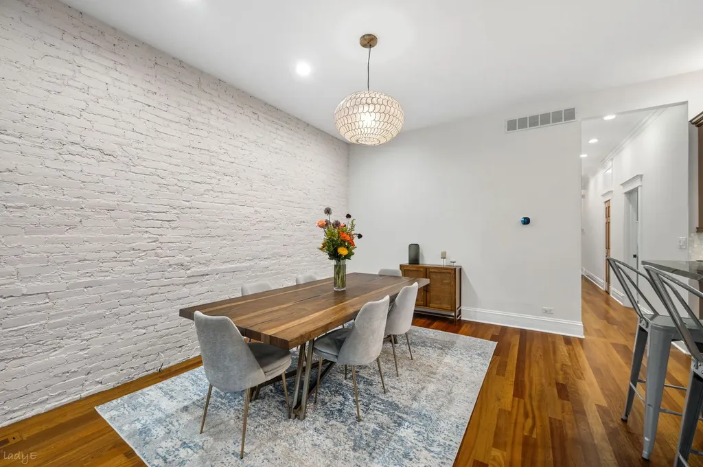1020 West Roscoe Street Chicago IL 60657