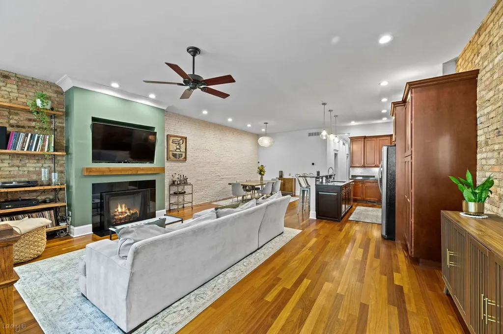 1020 West Roscoe Street Chicago IL 60657