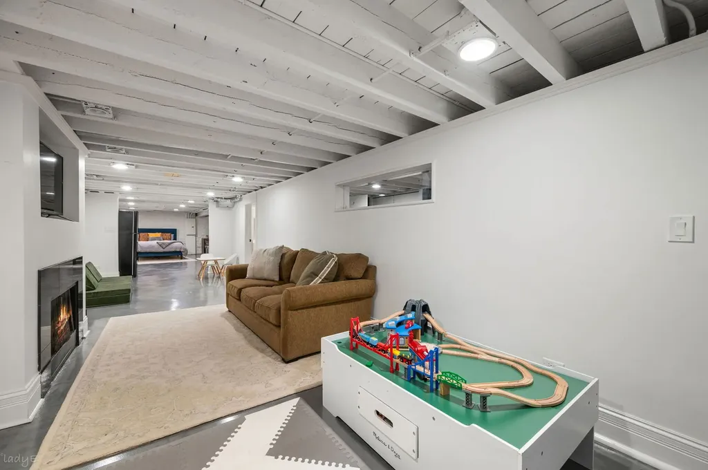 1020 West Roscoe Street Chicago IL 60657