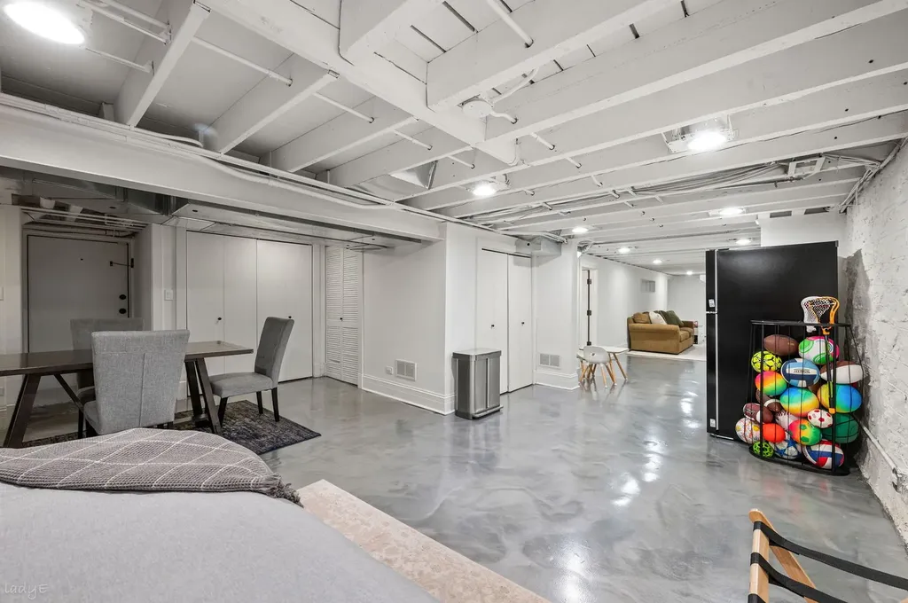 1020 West Roscoe Street Chicago IL 60657
