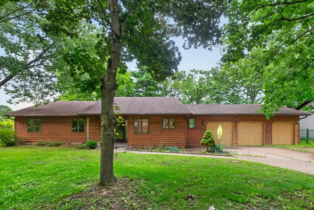 1006 North White Pine Drive Dixon IL 61021
