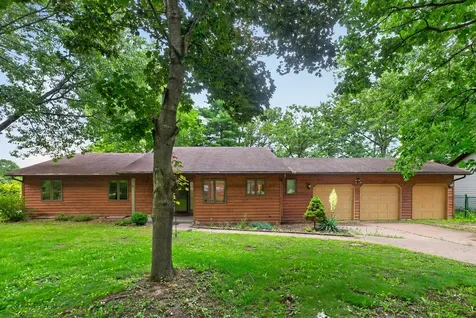 1006 North White Pine Drive Dixon IL 61021