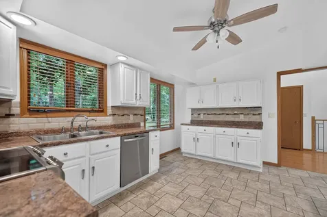 1006 North White Pine Drive Dixon IL 61021