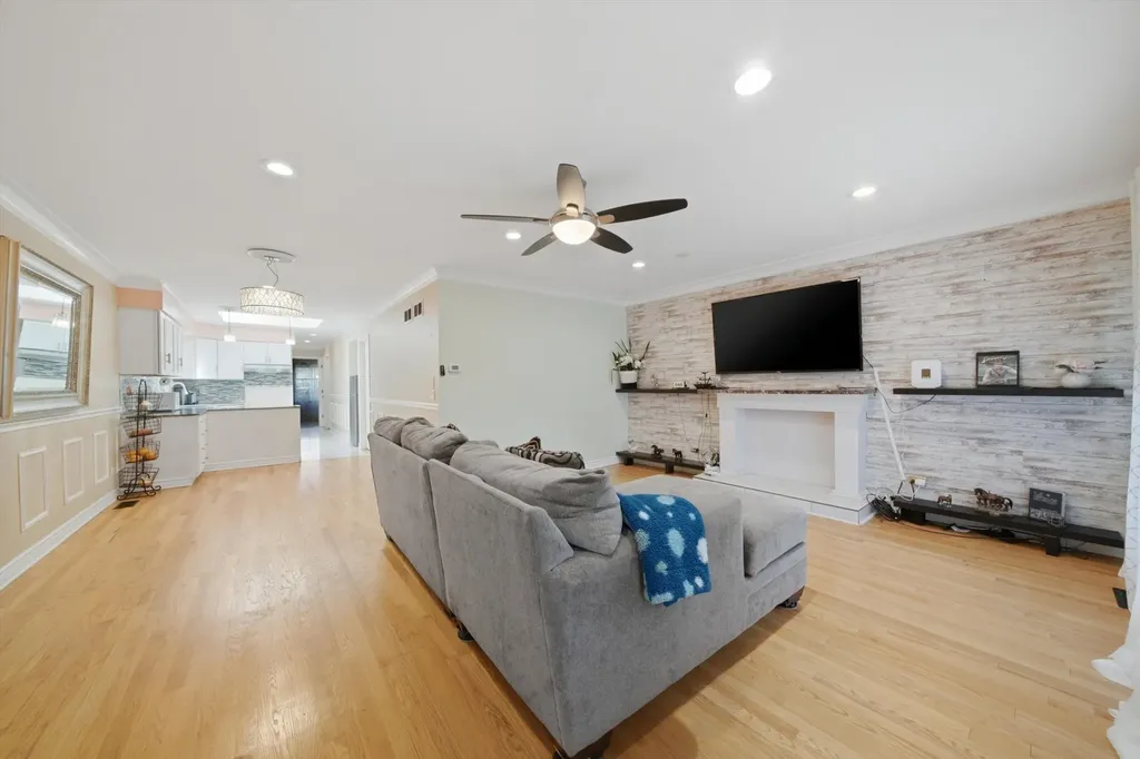 2922 West Nelson Street Chicago IL 60618