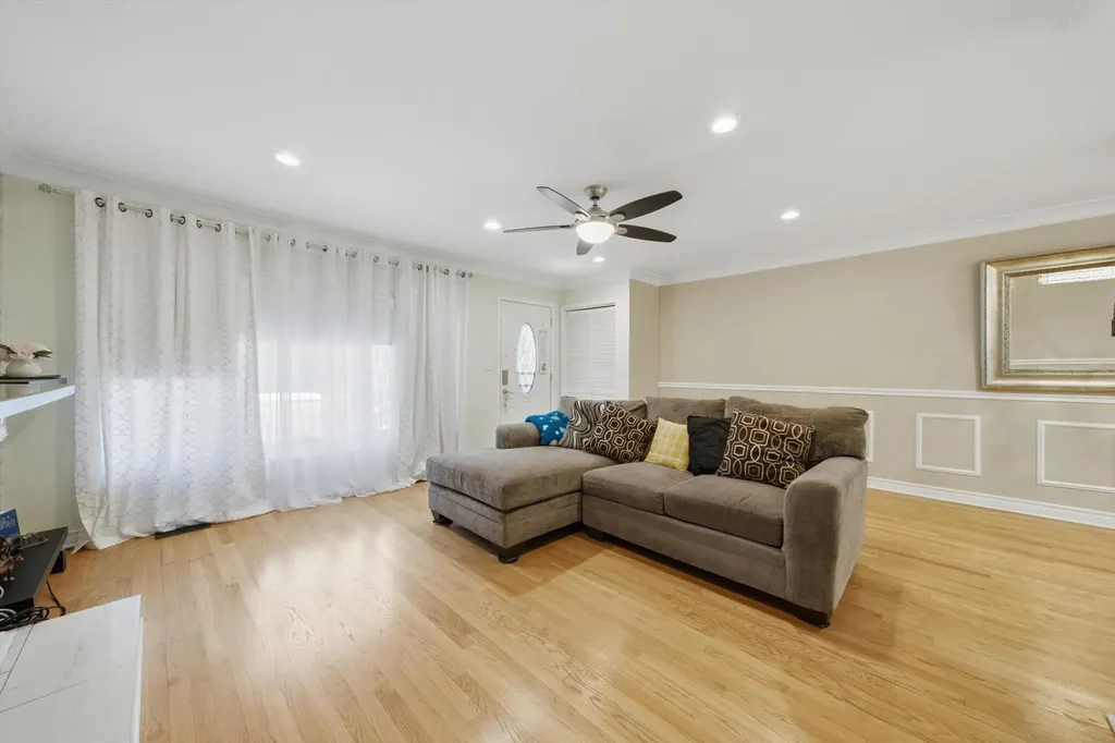 2922 West Nelson Street Chicago IL 60618