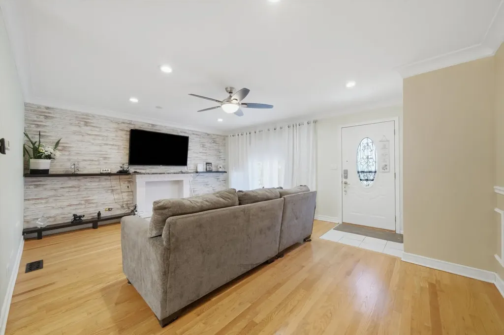 2922 West Nelson Street Chicago IL 60618