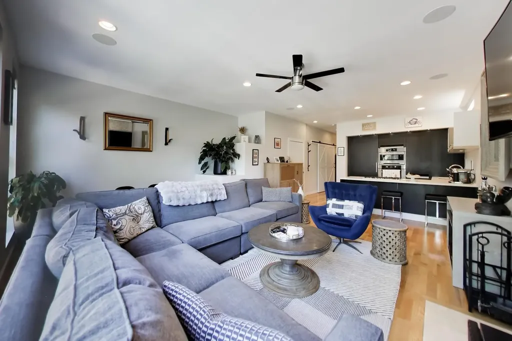 879 North Marshfield Avenue Chicago IL 60622