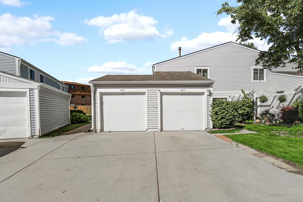 847 Oxford Place Wheeling IL 60090