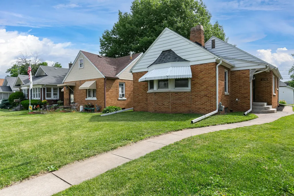 2338 7TH Street East Moline IL 61244