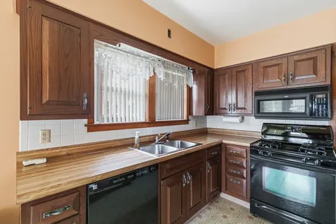 2338 7TH Street East Moline IL 61244