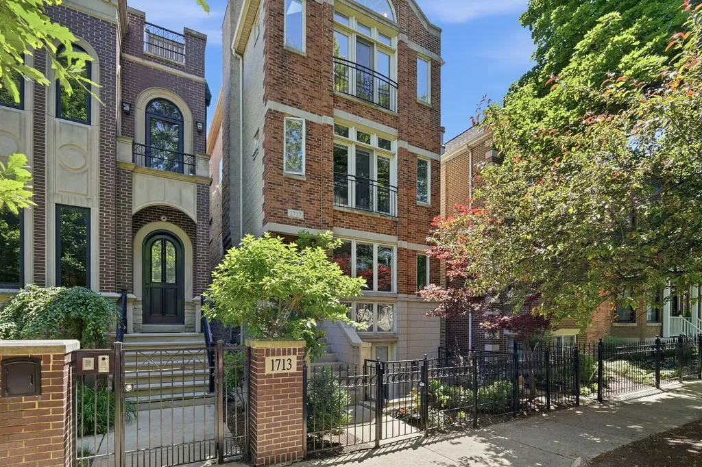 1717 West Nelson Avenue Chicago IL 60657