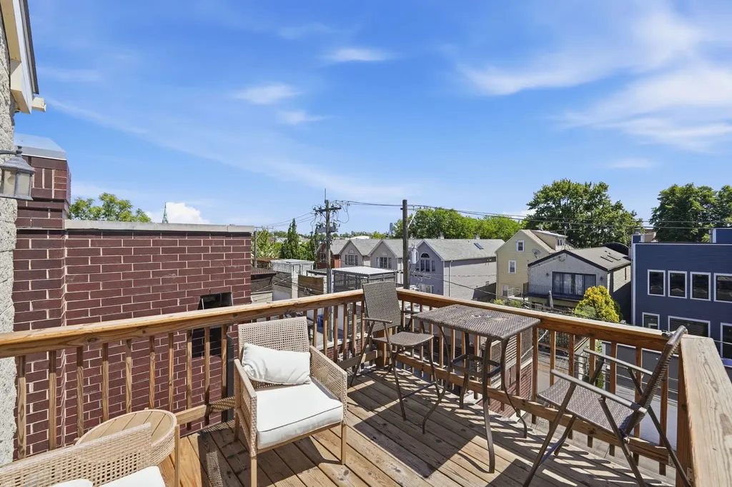 1717 West Nelson Avenue Chicago IL 60657