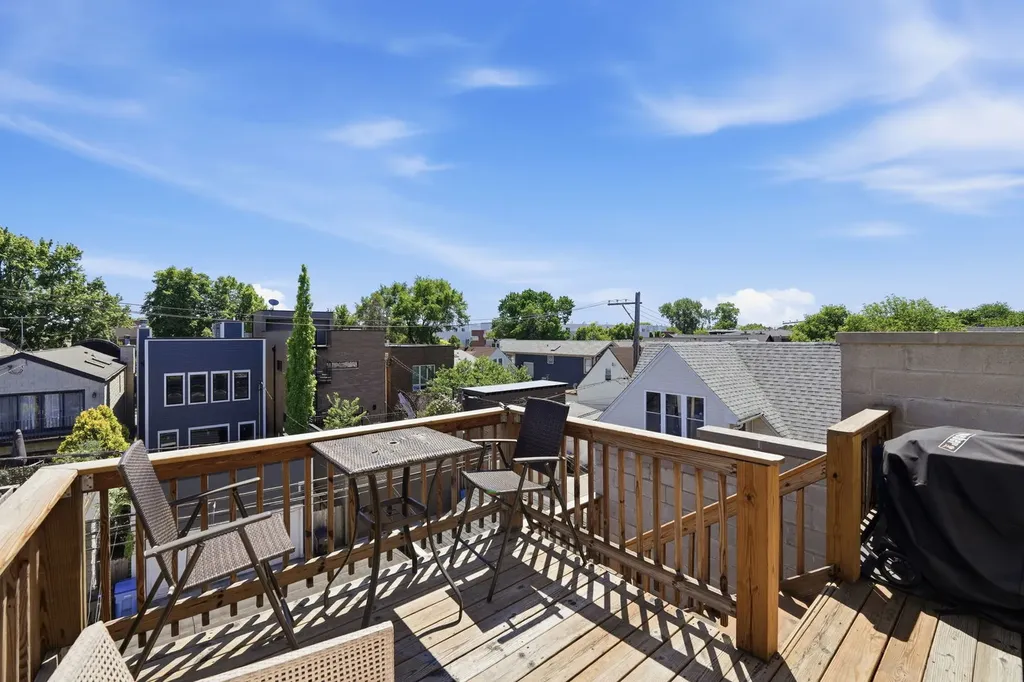 1717 West Nelson Avenue Chicago IL 60657