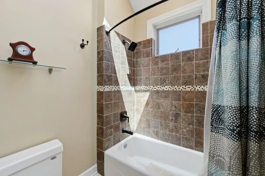1717 West Nelson Avenue Chicago IL 60657