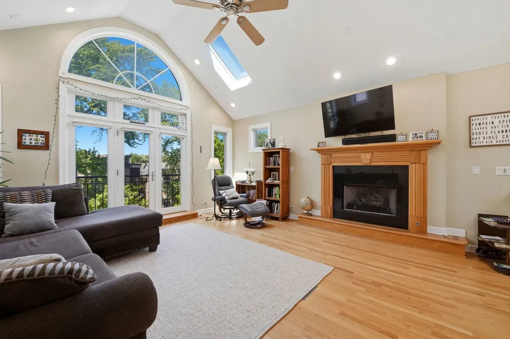 1717 West Nelson Avenue Chicago IL 60657