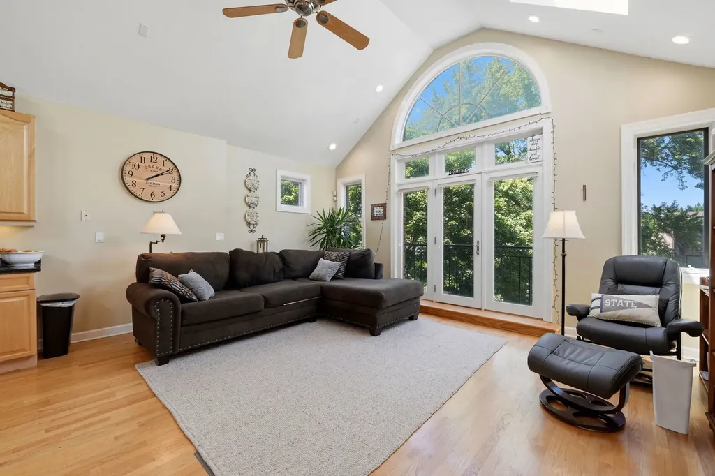 1717 West Nelson Avenue Chicago IL 60657