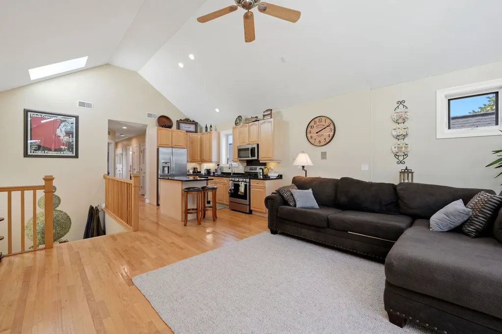 1717 West Nelson Avenue Chicago IL 60657