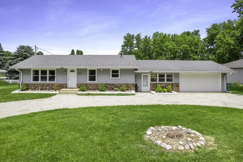 1010 Suzy Street Lake Holiday IL 60548