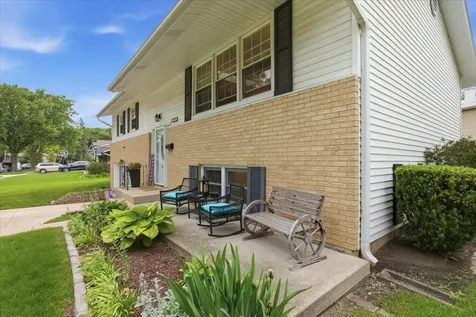 1049 East Fosket Drive Palatine IL 60074