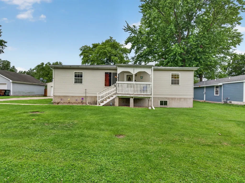 209 South East Street Gardner IL 60424