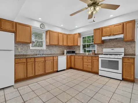 209 South East Street Gardner IL 60424