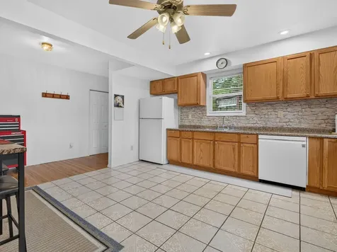 209 South East Street Gardner IL 60424