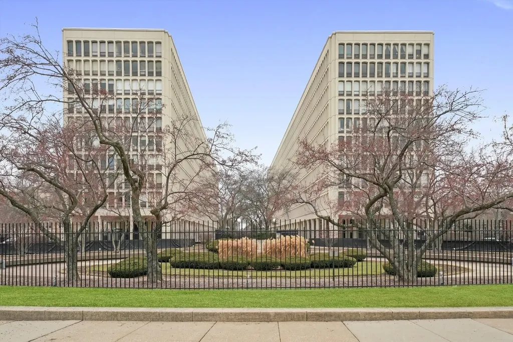 1450 East 55th Place Chicago IL 60637