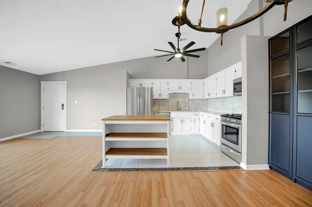 6264 South Gullikson Road Chicago IL 60638