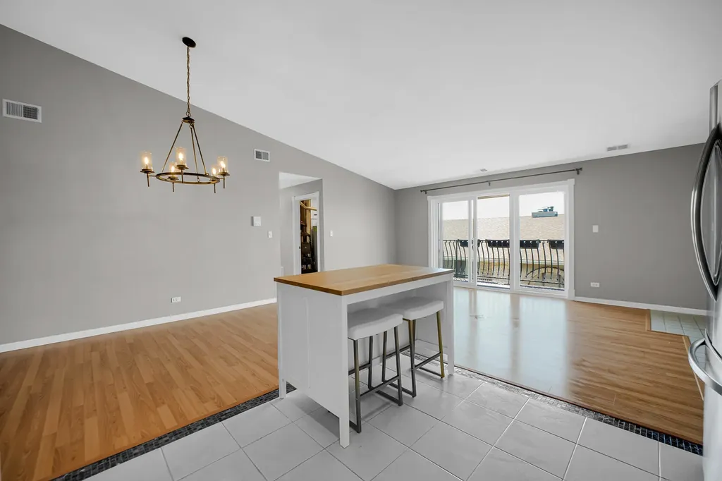6264 South Gullikson Road Chicago IL 60638