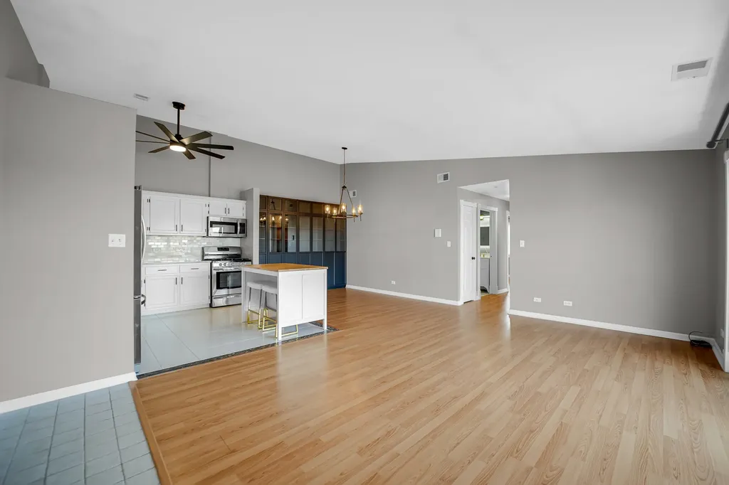 6264 South Gullikson Road Chicago IL 60638