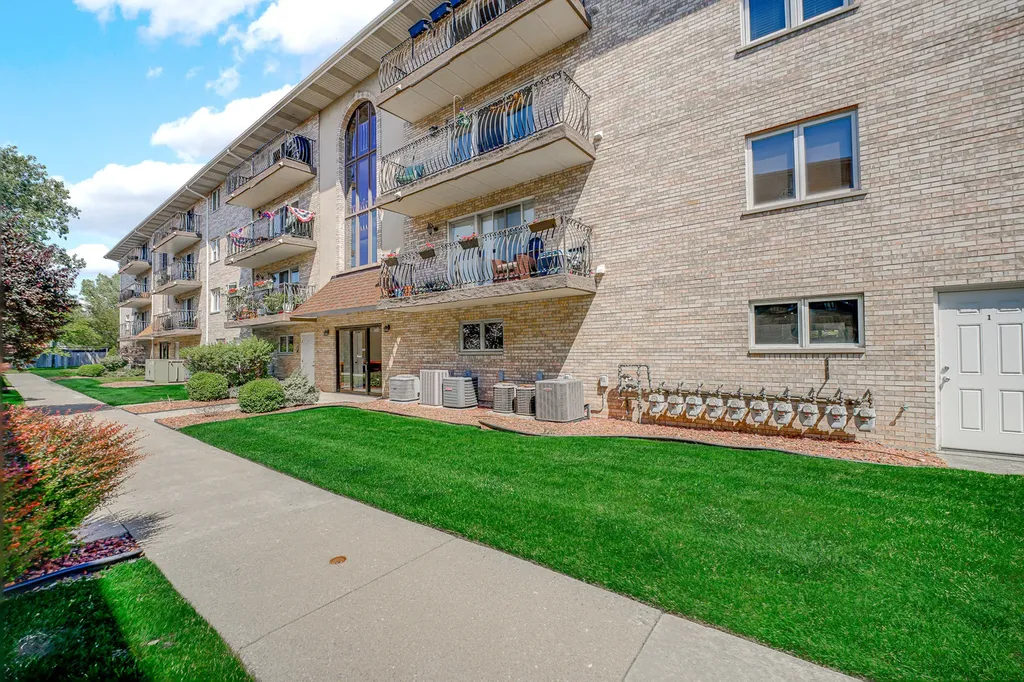 6264 South Gullikson Road Chicago IL 60638
