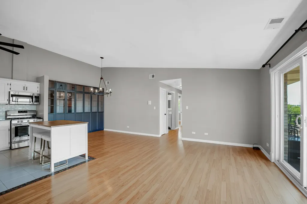 6264 South Gullikson Road Chicago IL 60638