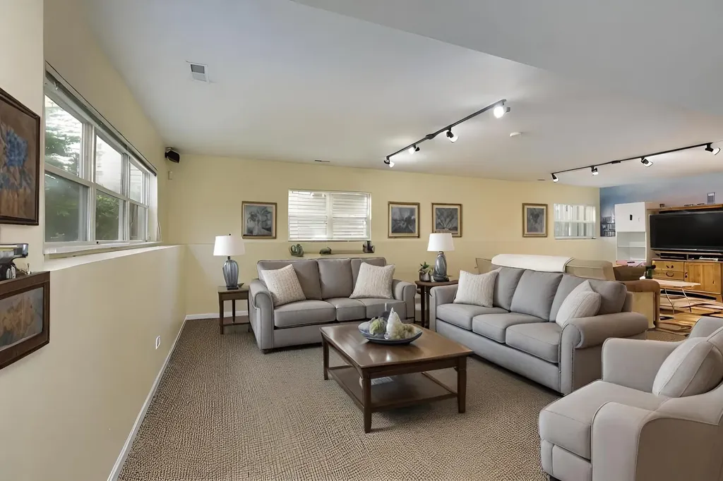 4249 North Kolmar Avenue Chicago IL 60641
